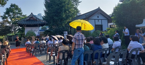 공연내용 설명 창과 민요를 하기 전 공연 내용을 간략하게 설명하고 있다