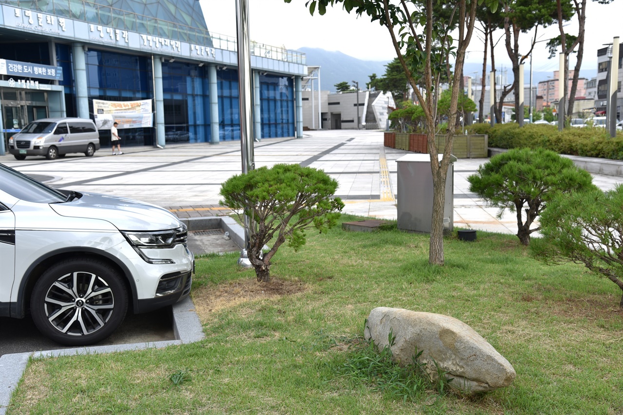  충남 보령시 남포면 월전리 한 농장에서 발견된 황국신민서사비가 보령문화의전당 야외 주차장 옆 잔디밭에 전시되어 있다. 하지만 안내판이 없어 어떤 의미의 비인지 알기 어려웠다.