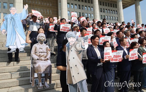  박찬대 더불어민주당 당대표 직무대행 겸 원내대표와 조국 조국혁신당 대표, 윤종오 진보당 원내대표, 한창민 사회민주당 대표를 비롯한 시민들이 14일 오전 서울 여의도 국회 본청 계단에서 열린 ‘광복 79주년 국회·시민사회·종교인 1000인 선언’에 참석해 일본의 사도광산 세계유산 등재와 김형석 독립기념관장 임명 등 역사 왜곡에 동조하는 윤석열 정부를 규탄하고 있다.