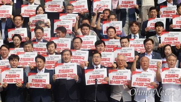  박찬대 더불어민주당 당대표 직무대행 겸 원내대표와 조국 조국혁신당 대표, 윤종오 진보당 원내대표, 한창민 사회민주당 대표를 비롯한 시민들이 14일 오전 서울 여의도 국회 본청 계단에서 열린 ‘광복 79주년 국회·시민사회·종교인 1000인 선언’에 참석해 일본의 사도광산 세계유산 등재와 김형석 독립기념관장 임명 등 역사 왜곡에 동조하는 윤석열 정부를 규탄하고 있다.