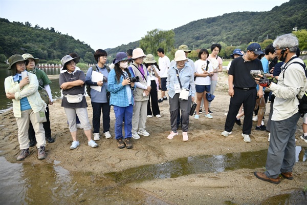  수달의 생태에 대해서 핵부학적인 설명을 곁들여 자세히 설명해주는 박병권 선생 