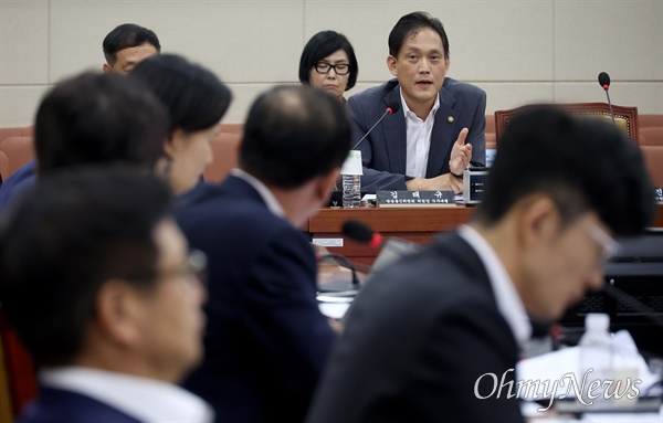  김태규 방송통신위원회 위원장 직무대행이 14일 오전 서울 여의도 국회 과학기술정보방송통신위원회에서 열린 방문진 이사 선임 등 방송장악 관련 2차 청문회에 참석해 의원 질의에 답변하고 있다.