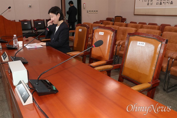 김건희 여사를 비롯한 주요증인 대거 불참 14일 오전 서울 여의도 국회 법제사법위원회에서 열린 김영철 검사 탄핵소추사건 조사 청문회에 윤석열 대통령의 배우자 김건희 여사, 장시호 씨 등 주요 증인들이 대거 불참해 자리가 비어 있다. 왼쪽은 임은정 대구지검 부장검사.