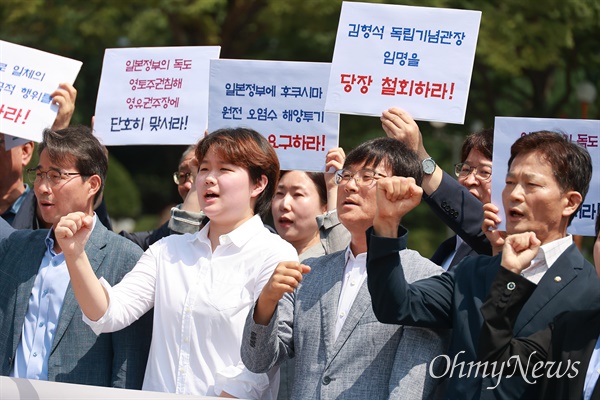  더불어민주당 경남도당, 14일 오전 경남도청 정문 앞 기자회견.