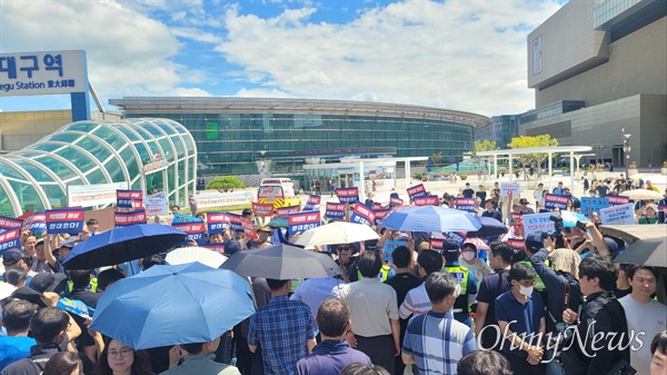  많은시민들의 반대에도 대구시는 14일 오전 동대구역 광장에서 박정희 광장으로 명칭을 변경하는 표지판 제막식을 가졌다.