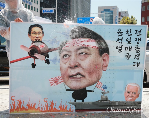  일본군'위안부' 피해자 기림의 날인 14일 부산시 동구 일본영사관 인근 항일거리에서 '역사부정 세력 규탄' 등을 내건 부산수요집회가 열리고 있다. 윤석열 대통령, 기시다 일본 총리의 얼굴 그림에 참석자들이 물풍선을 던지고 있다.