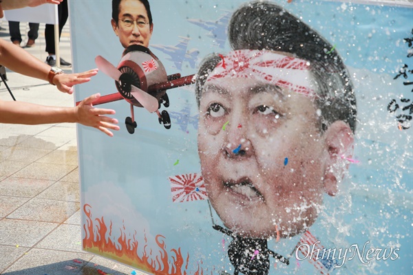  일본군'위안부' 피해자 기림의 날인 14일 부산시 동구 일본영사관 인근 항일거리에서 '역사부정 세력 규탄' 등을 내건 부산수요집회가 열리고 있다. 윤석열 대통령, 기시다 일본 총리의 얼굴 그림에 참석자들이 물풍선을 던지고 있다.