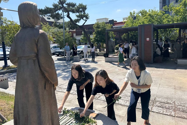  일본군강제성노예피해자 진주평화기림사업회, 14일 진주평화기림상 앞 기림행사.