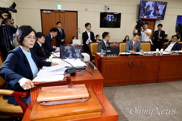  최민희 과학기술정보방송통신위원회 위원장이 14일 오후 서울 여의도 국회 과학기술정보방송통신위원회에서 열린 방문진 이사 선임 등 방송장악 관련 2차 청문회에서 야당 의원들의 질의에 “답변할 수 없다”는 태도로 일관한 김태규 방송통신위원장 직무대행에 대해 국회 증언 감정에 관한 법률 등에 따라 고발하는 건을 상정하고 있다.