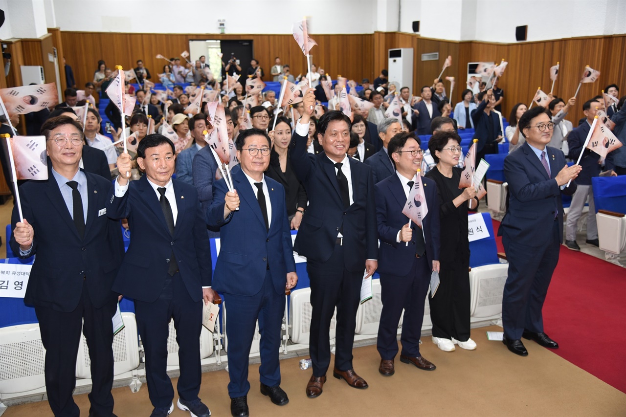  광복 79주년 및 대한독립군총사령관 홍범도장군 귀환 3주년 기념식에서 참가자들이 태극기를 흔들며 날으는 홍범도 장군가, 광복절의 노래를 제창하고 있다. 손에 들고 있는 태극기는 봉오동 전투 때 사용했던 태극기다.