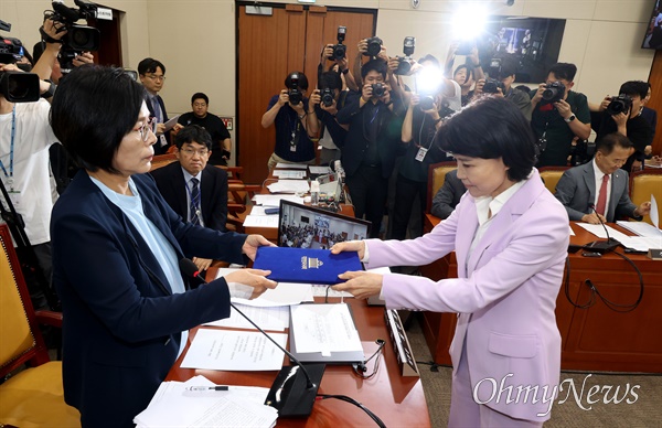  국회 탄핵소추안 가결로 직무 정지된 이진숙 방송통신위원장이 14일 오후 서울 여의도 국회 과학기술정보방송통신위원회에서 열린 방문진 이사 선임 등 방송장악 관련 2차 청문회에서 증인선서를 한 뒤 최민희 과학기술정보방송통신위원회 위원장에게 선서문을 건네고 있다.