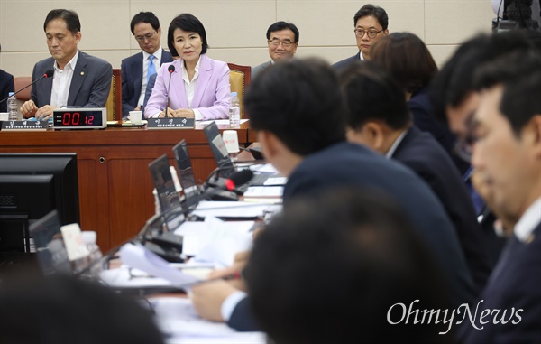  국회 탄핵소추안 가결로 직무 정지된 이진숙 방송통신위원장과 김태규 방송통신위원장 직무대행이 14일 오후 서울 여의도 국회 과학기술정보방송통신위원회에서 열린 방문진 이사 선임 등 방송장악 관련 2차 청문회에서 공영방송 '졸속 선임' 논란에 대한 의원들의 질의에 답변하고 있다.