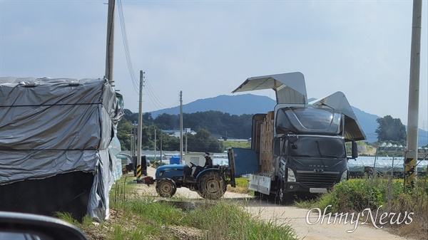  폭염 경보가 내려진 13일 오후, 경기도 포천의 한 농가에서 이주노동자가 일을 하고 있다.