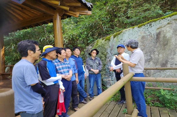  전남 화순에서 순창을 찾은 정현창 박사 일행과 순창군 순창읍, 쌍치면에서 합류한 순창군민 8명 중에서 다수는 육십이 넘은 나이였다. 쌍치면 쌍구정 앞에서 정현창 박사가 관련 역사를 설명하고 있다.