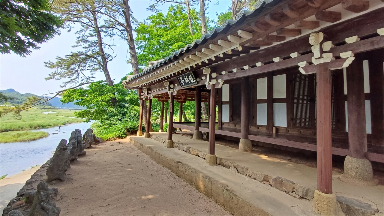  장흥 경호정. 정자가 탐진강변에 자리하고 있다.