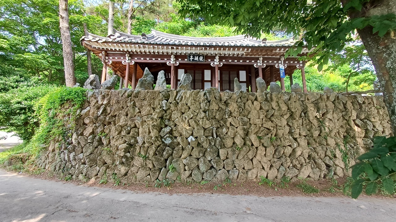  장흥 경호정. 정자가 흡사 성곽 위에 자리한 것처럼 보인다.