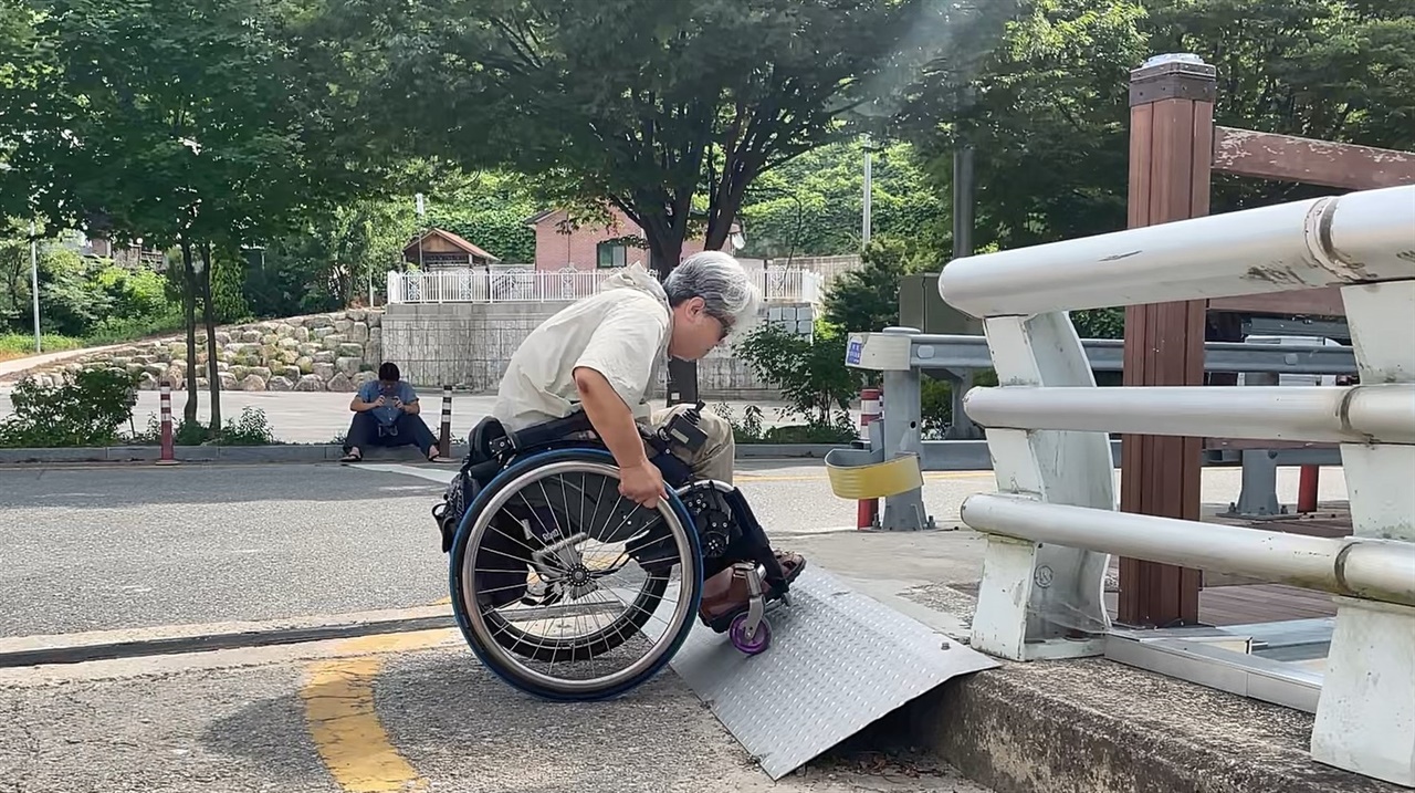  운일암반일암에 설치된 규정을 지키지 않은 경사로