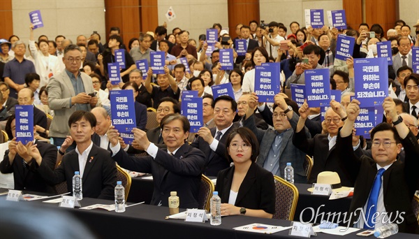  박찬대 더불어민주당 당대표 직무대행 겸 원내대표와 조국 조국혁신당 대표, 용혜인 기본소득당 대표, 한창민 사회민주당 대표를 비롯한 시민들이 15일 오전 서울 용산구 백범김구 기념관에서 광복회, 56개 독립유공단체 주최로 열린 제79주년 광복절 기념식에 참석해 ‘국민을 위하는 후손이 되겠습니다’라고 적힌 행사 안내문을 들어보이고 있다.