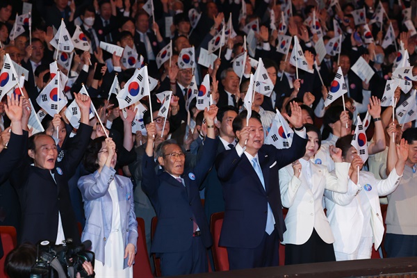 윤석열 대통령 부부, 제79주년 광복절 만세삼창 윤석열 대통령과 김건희 여사가 15일 서울 종로구 세종문화회관에서 열린 제79주년 광복절 경축식에서 이동일 순국선열유족회장 등 참석자들과 만세삼창을 하고 있다. 