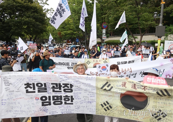  제79주년 광복절인 15일 오후 서울 용산구 효창공원 삼의사 묘역에서 역사왜곡을 반대하는 시민사회단체 주최로 열린 ‘국민과 함께하는 제79주년 광복절 기념식’에 참석한 시민들이 김형석 독립기념관장 임명 철회와 역사 왜곡에 동조하는 윤석열 정부를 규탄하며 대통령실로 향해 행진하고 있다.