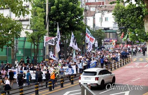  제79주년 광복절인 15일 오후 서울 용산구 효창공원 삼의사 묘역에서 역사왜곡을 반대하는 시민사회단체 주최로 열린 ‘국민과 함께하는 제79주년 광복절 기념식’에 참석한 시민들이 김형석 독립기념관장 임명 철회와 역사 왜곡에 동조하는 윤석열 정부를 규탄하며 대통령실로 향해 행진하고 있다.