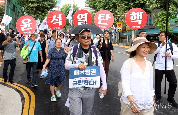  제79주년 광복절인 15일 오후 서울 용산구 효창공원 삼의사 묘역에서 역사왜곡을 반대하는 시민사회단체 주최로 열린 ‘국민과 함께하는 제79주년 광복절 기념식’에 참석한 시민들이 김형석 독립기념관장 임명 철회와 역사 왜곡에 동조하는 윤석열 정부를 규탄하며 대통령실로 향해 행진하고 있다.