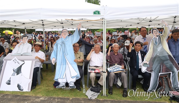  제79주년 광복절인 15일 오후 서울 용산구 효창공원 삼의사 묘역에서 역사왜곡을 반대하는 시민사회단체 주최로 열린 ‘국민과 함께하는 제79주년 광복절 기념식’에 참석한 시민들이 김형석 독립기념관장 임명 철회와 역사 왜곡에 동조하는 윤석열 정부를 규탄하고 있다.