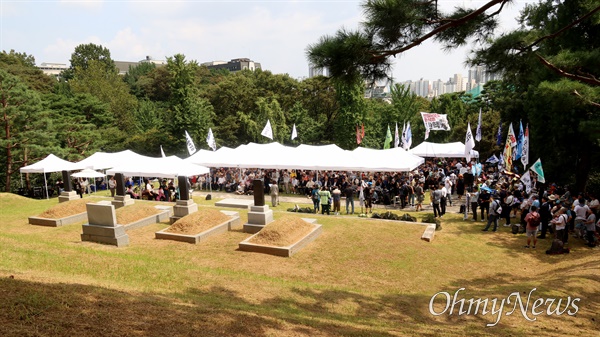  제79주년 광복절인 15일 오후 서울 용산구 효창공원 삼의사 묘역에서 역사왜곡을 반대하는 시민사회단체 주최로 열린 ‘국민과 함께하는 제79주년 광복절 기념식’에 참석한 시민들이 김형석 독립기념관장 임명 철회와 역사 왜곡에 동조하는 윤석열 정부를 규탄하고 있다.