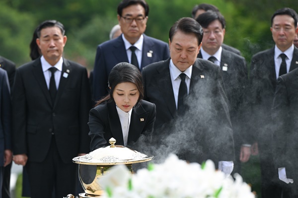 윤 대통령 부부, 육영수 여사 묘역에 헌화 분향 윤석열 대통령과 부인 김건희 여사가 15일 육영수 여사 서거 50주기를 맞아 서울 동작구 국립서울현충원 내 육영수 여사 묘역을 찾아 헌화와 분향을 하고 있다. 