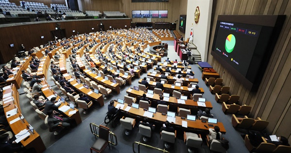  2023년 3월 30일 오후 열린 국회 본회의에서 국내 반도체 산업 육성을 위한 이른바 'K칩스법'(조세특례제한법 개정안)이 통과되고 있다. 