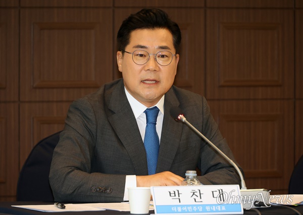  박찬대 더불어민주당 당대표 직무대행 겸 원내대표가 16일 오전 서울 중구 한국프레스센터에서 열린 관훈클럽 초청 토론회에 참석해 토론자들의 질문에 답변하고 있다.