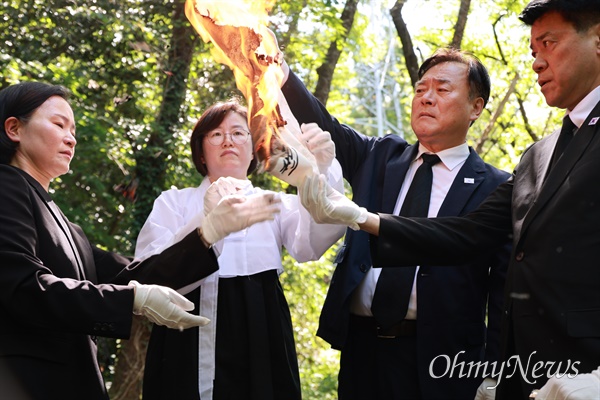  더불어민주당 이재강.임미애, 조국혁신당 김준형.이해민, 진보당 정혜경 국회의원으로 구성된 '사도광산 진실수호 대한민국 국회의원 방일단'은 16일 니가타현 사도섬을 찾아 "사도광산 조선인 강제동원 노동자 추모제"를 지냈다.