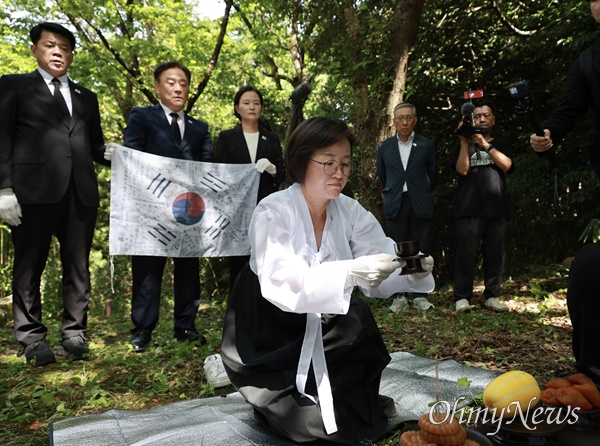  더불어민주당 이재강.임미애, 조국혁신당 김준형.이해민, 진보당 정혜경 국회의원으로 구성된 '사도광산 진실수호 대한민국 국회의원 방일단'은 16일 니가타현 사도섬을 찾아 "사도광산 조선인 강제동원 노동자 추모제"를 지냈다.