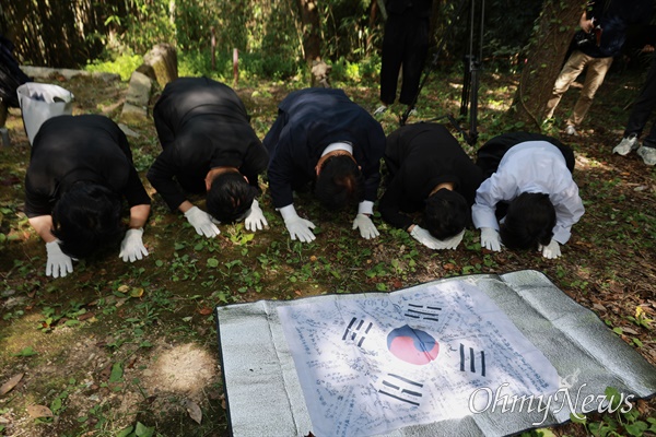  더불어민주당 이재강.임미애, 조국혁신당 김준형.이해민, 진보당 정혜경 국회의원으로 구성된 '사도광산 진실수호 대한민국 국회의원 방일단'은 16일 니가타현 사도섬을 찾아 "사도광산 조선인 강제동원 노동자 추모제"를 지냈다.