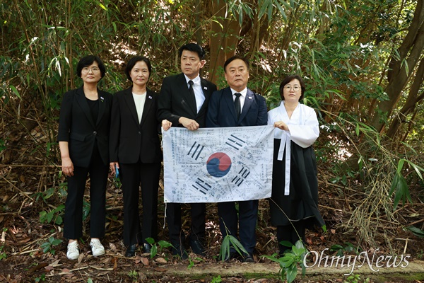  더불어민주당 이재강.임미애, 조국혁신당 김준형.이해민, 진보당 정혜경 국회의원으로 구성된 '사도광산 진실수호 대한민국 국회의원 방일단'은 16일 니가타현 사도섬을 찾아 "사도광산 조선인 강제동원 노동자 추모제"를 지냈다.