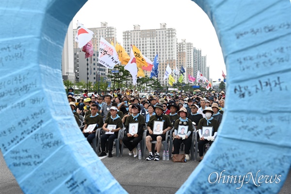  민주노총은 17일 오후 경기도 화성 아리셀 화재 현장에서 “죽음과 차별을 멈추는 아리셀 희망버스”를 열고 화성시청 앞까지 거리행진한 뒤 추모문화제를 열었다.