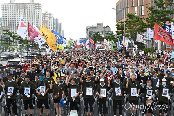  민주노총은 17일 오후 경기도 화성 아리셀 화재 현장에서 “죽음과 차별을 멈추는 아리셀 희망버스”를 열고 화성시청 앞까지 거리행진한 뒤 추모문화제를 열었다.