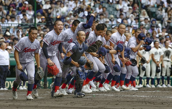  일본 내 한국계 민족학교인 교토국제고 야구 선수들이 17일 일본 효고현 니시노미야 한신고시엔구장에서 열린 전국고교야구선수권대회(여름 고시엔) 3차전에서 4-0으로 승리해 8강 진출을 확정한 뒤 환호하며 달려가고 있다. 