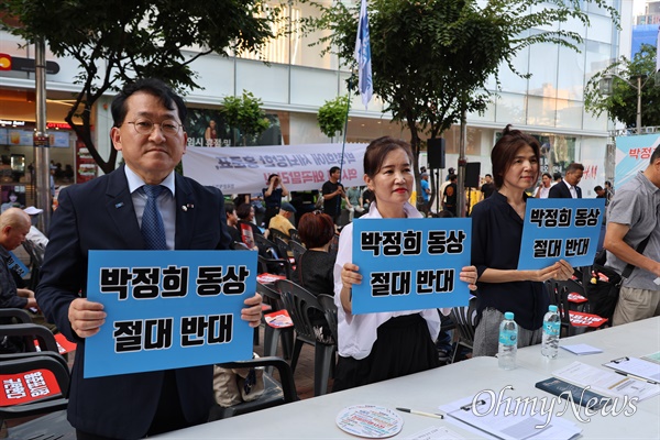  17일 오후 대구 중구 동성로 한일극장 앞에서 박정희 우상화 반대와 홍준표 대구시장 규탄 시민대회가 열린 가운데 차규근 조국혁신당 대구시당위원장이 참석해 '박정희 동상 반대' 피켓을 들고 서 있다.