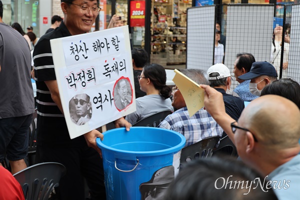  17일 오후 대구 중구 동성로에서 열린 박정희 우상화 반대와 홍준표 대구시장 규탄 시민대회에서 '청산해야 할 박정희 독재의 역사'라고 쓴 쓰레기통에 시민들이 청산해야 할 내용을 쓴 종이를 버리고 있다.