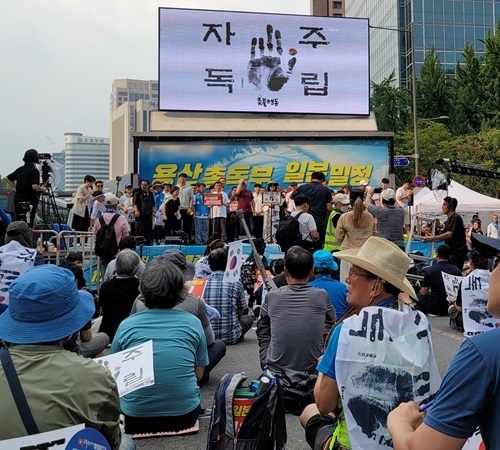 전국지역 촛불행동 대표들 전국 지역 촛불행동 대표들이 무대로 나와 결의문을 낭독했다.