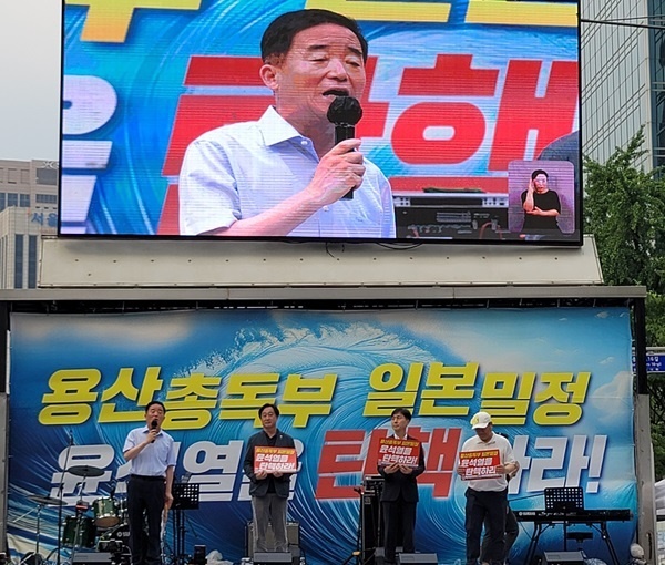 강득구 국회의원 더불어민주당 강득구, 김준혁, 양문석 의원과 사회민주당 한창민 의원이 무대로 나와 발언을 했다. 