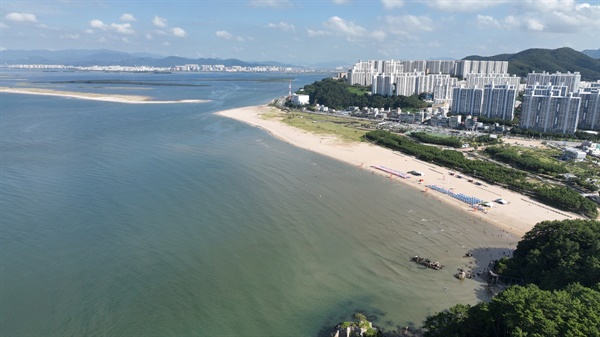  다대포해수욕장. 왼쪽이 낙동강으로 낙동강이 흘러 바다와 바로 만나는 이곳에 해수욕장이 들어서 있다. 2년 전 이곳에서도 녹조가 창궐했다. 