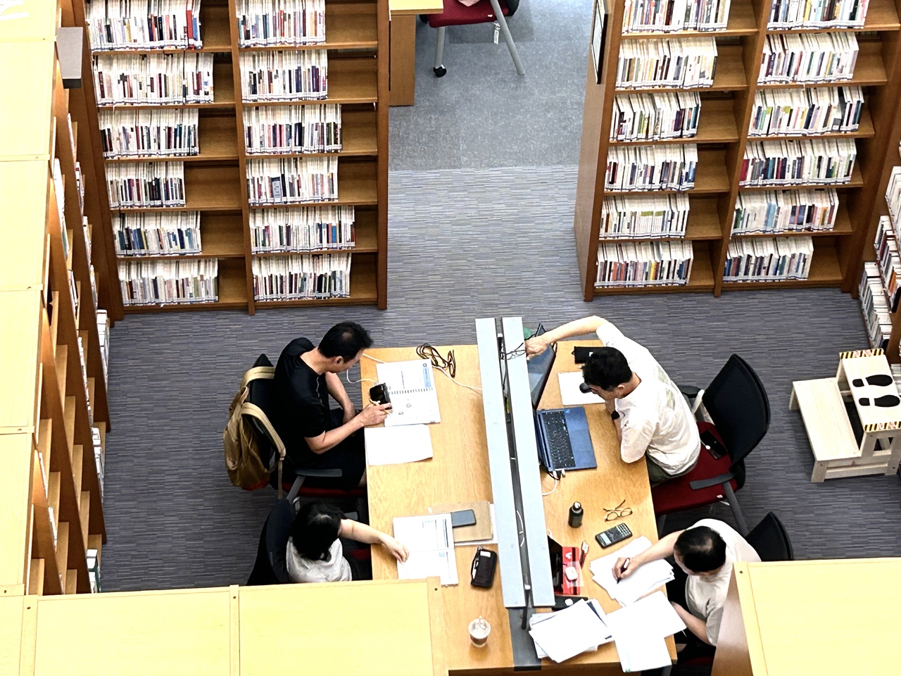  폭염에도 불구하고 주말에도 충남도서관은 사람들의 발길이 이어지고 있다. 책도 읽고 글도 쓰고 도심속 피서지로 안성맞춤이다. 