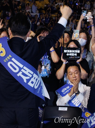 '명팔이 척결' 주장했다 탈락한 정봉주 전당대회 막바지 '명팔이 척결'을 주장했던 정봉주 더불어민주당 최고위원 후보가 18일 서울 송파구 KSPO DOME(올림픽체조경기장)에서 열린 더불어민주당 제1차 정기전국당원대회에서 6위에 그쳐 탈락했다. 연임에 성공한 이재명 더불어민주당 대표(왼쪽 앞)가 당원들을 향해 인사하자 정 후보가 박수를 보내고 있다.