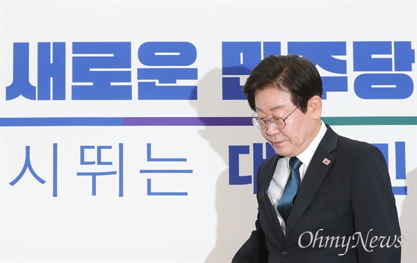 최고위 참석한 이재명 연임에 성공한 이재명 더불어민주당 대표가 19일 오전 서울 여의도 국회에서 열린 첫 최고위원회의에 참석하고 있다.