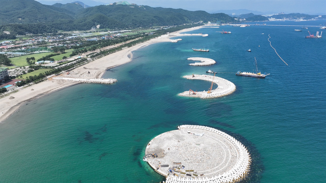 맹방해변 구조물 삼척화력발전소 해상공사로 인한 연안침식을 막기 위한 흉물스런 구조물