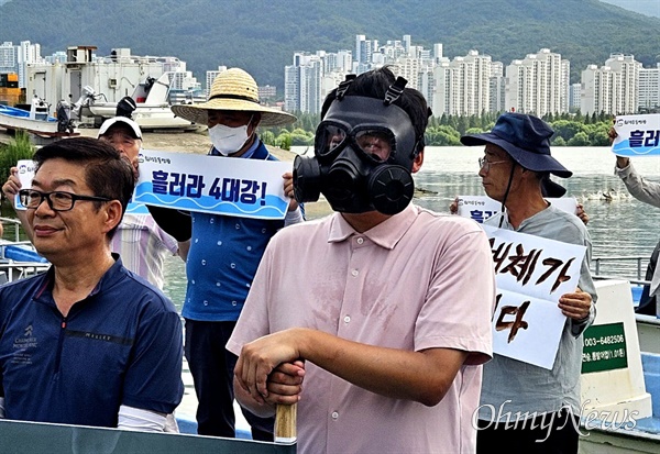  낙동강네트워크·대한하천학회·환경운동연합은 19일 오전 낙동강 김해 대동선착장에서 ‘녹조 현장조사’ 기자회견을 열었다.