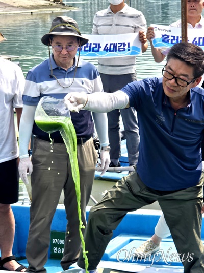  낙동강네트워크·대한하천학회·환경운동연합은 19일 오전 낙동강 김해 대동선착장에서 ‘녹조 현장조사’ 기자회견을 열었다.