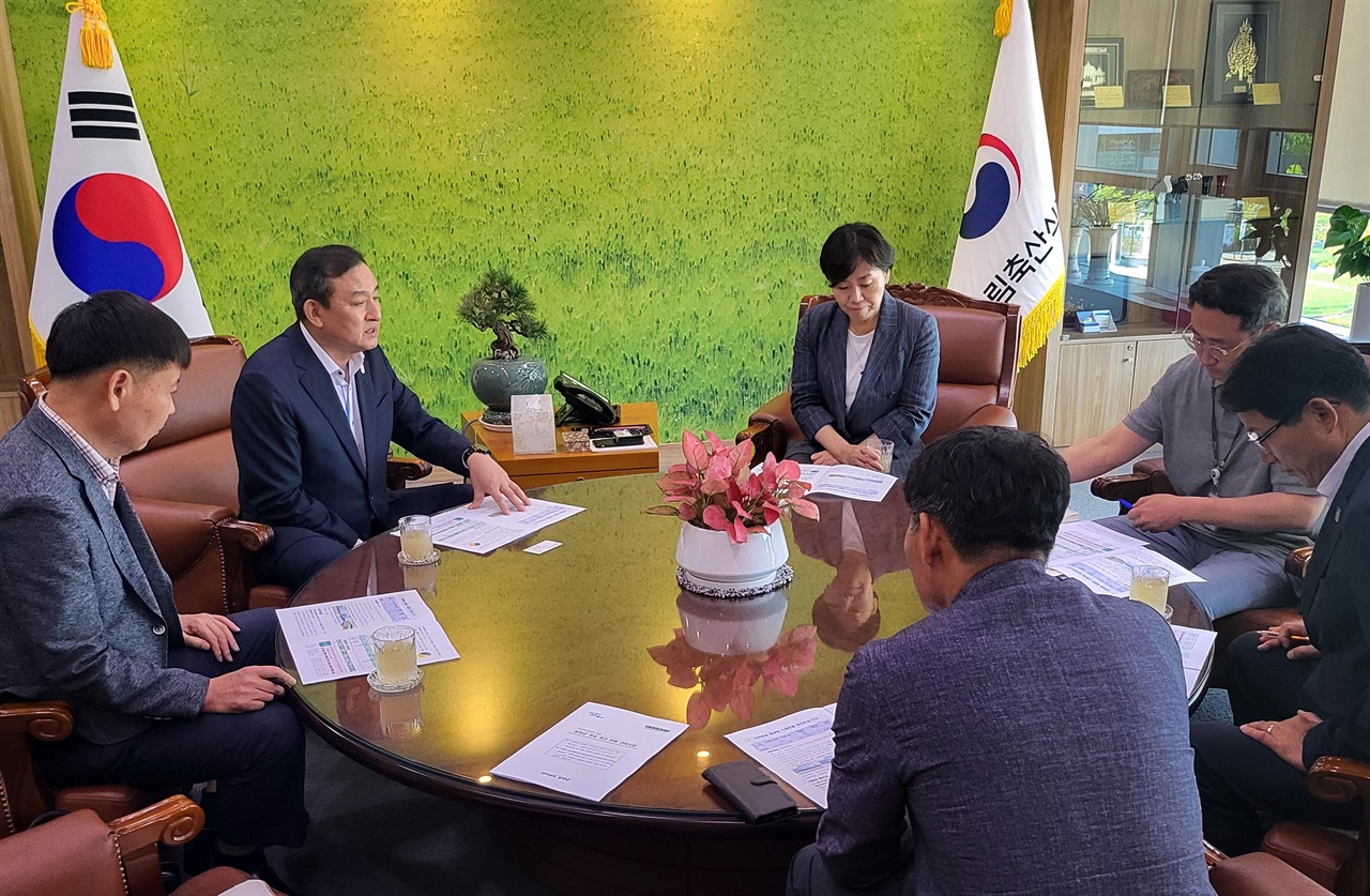  이병노 전라남도 담양군수가 지난 16일 세종특별자치시 정부 청사에서 송미령 농림축산식품부 장관을 만나 현안에 대해 건의하고 있다.